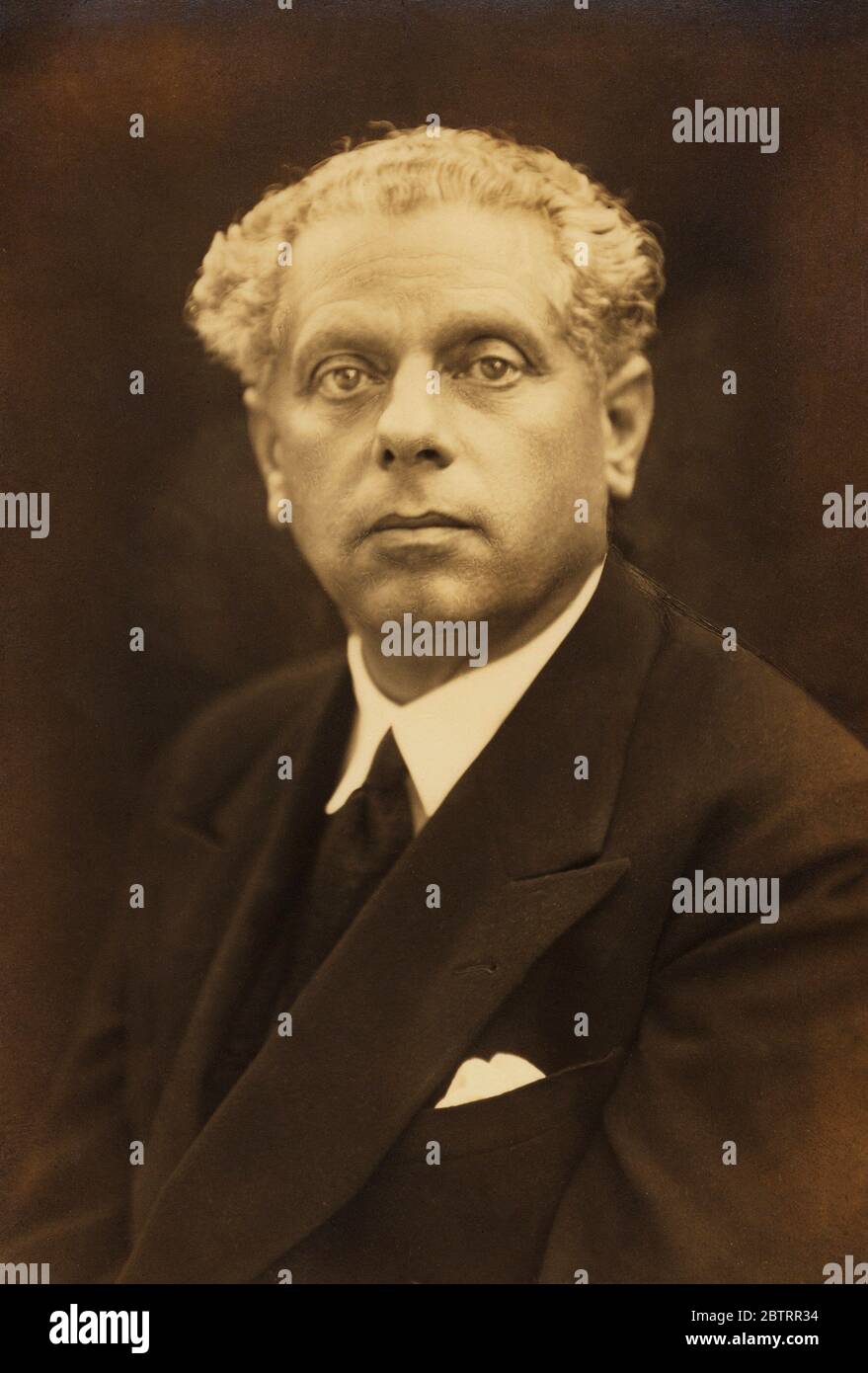 1928 ca., DEUTSCHLAND: Der deutsche Theaterregisseur MAX REINHARDT ( 1873 - 1943 ), Regisseur des Deutschen Theaters in Berlin, Erstaufführung von Bertoldt BRECHT und F. WEDEKIND in den 20er Jahren. - TEATRO - REGISTA TEATRALE - REINHART - Portrait - ritratto - avanguardia - avangarde - avantgardistisch - Krawatte - cravatta - pochette - fazzoletto nel taschino - capelli bianchi - weißes Haar ---- Archivio GBB Stockfoto