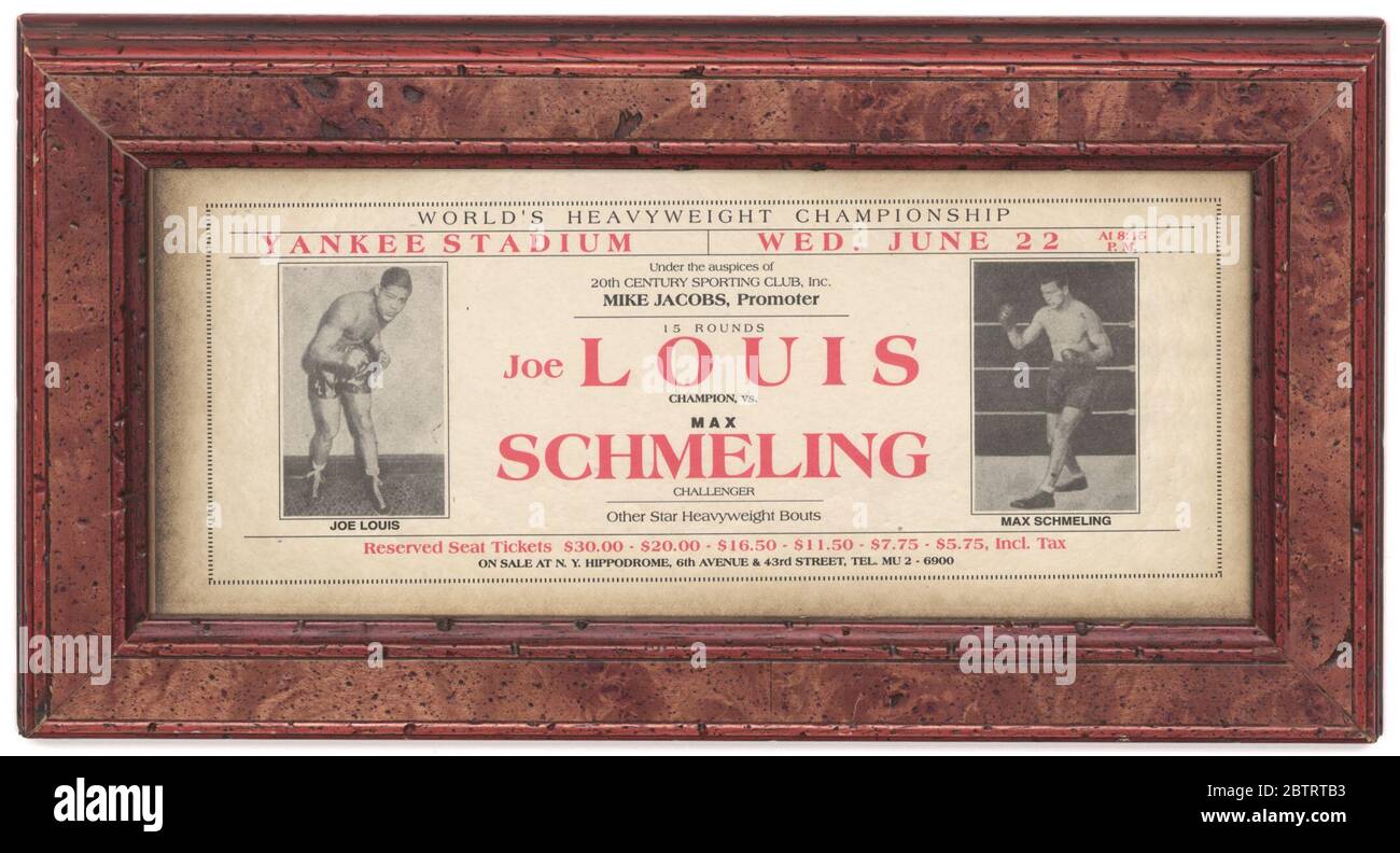 Werbung für Boxkampf zwischen Joe Louis und Max Schmeling. Gerahmte Werbung für einen Boxkampf zwischen Joe Louis und Max Schmeling. Die Anzeige ist weiß mit schwarz und rot. Auf der linken Seite erscheint ein Schwarz-Weiß-Bild von Joe Louis, auf der rechten Seite ein Schwarz-Weiß-Bild von Max Schmeling. Stockfoto