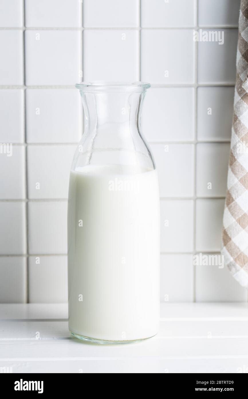 Frische Milch in der Flasche auf dem Küchentisch. Stockfoto