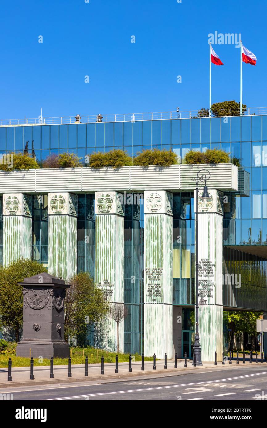 Warschau, Mazovia / Polen - 2020/05/10: Panoramablick auf den Obersten Gerichtshof von Polen - Sad Najwyzszzy - Hauptgebäude am Krasinski Platz in der Altstadt Stockfoto