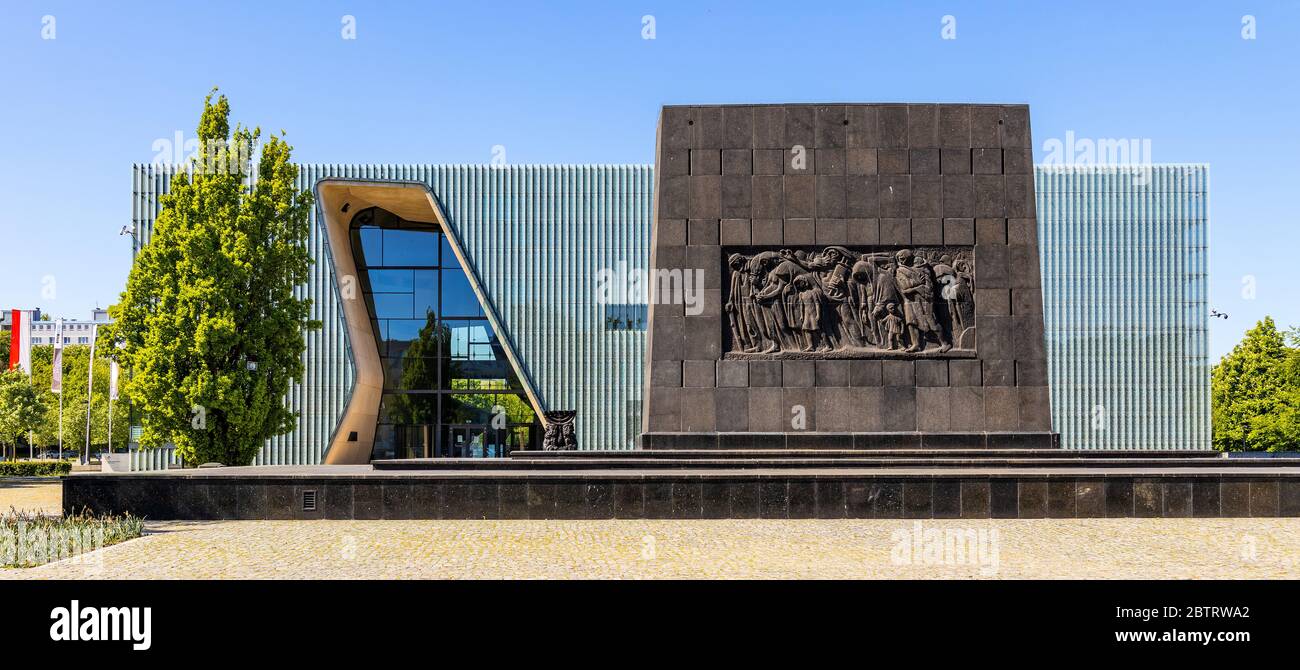 Warschau, Mazovia / Polen - 2020/05/10: Denkmal der Helden des Warschauer Ghettos von Albert Speer vor dem POLIN Museum für Geschichte der polnischen Juden in der Geschichte Stockfoto