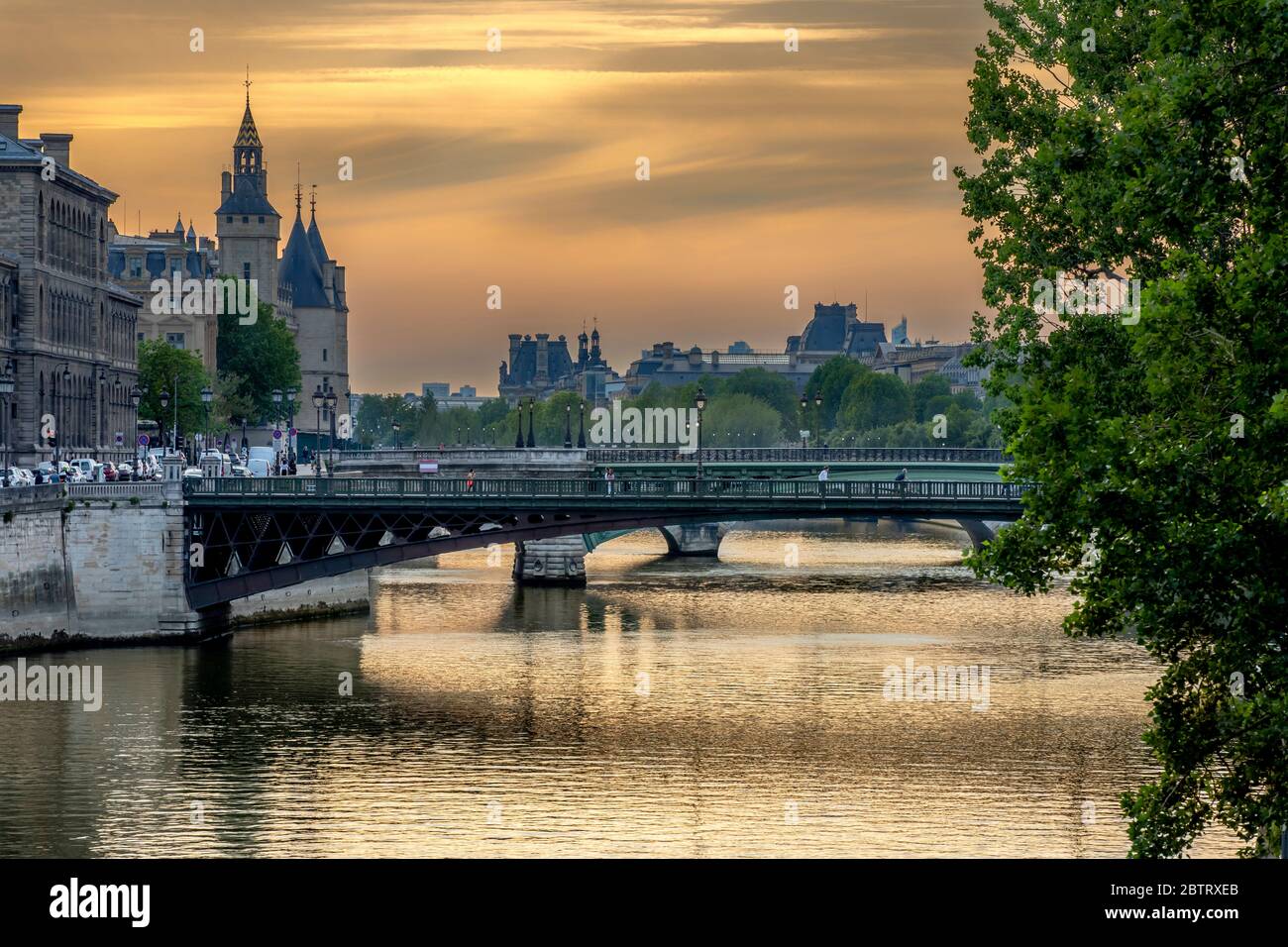 Paris, Frankreich - 7. Mai 2020: Blick auf die Conciergerie und Brücken vom Ufer der seine bei Sonnenuntergang Stockfoto
