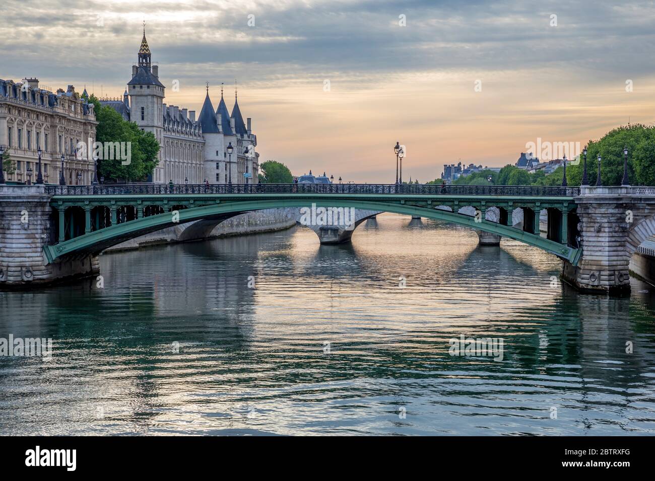 Paris, Frankreich - 7. Mai 2020: Blick auf die Conciergerie und Brücken vom Ufer der seine bei Sonnenuntergang Stockfoto