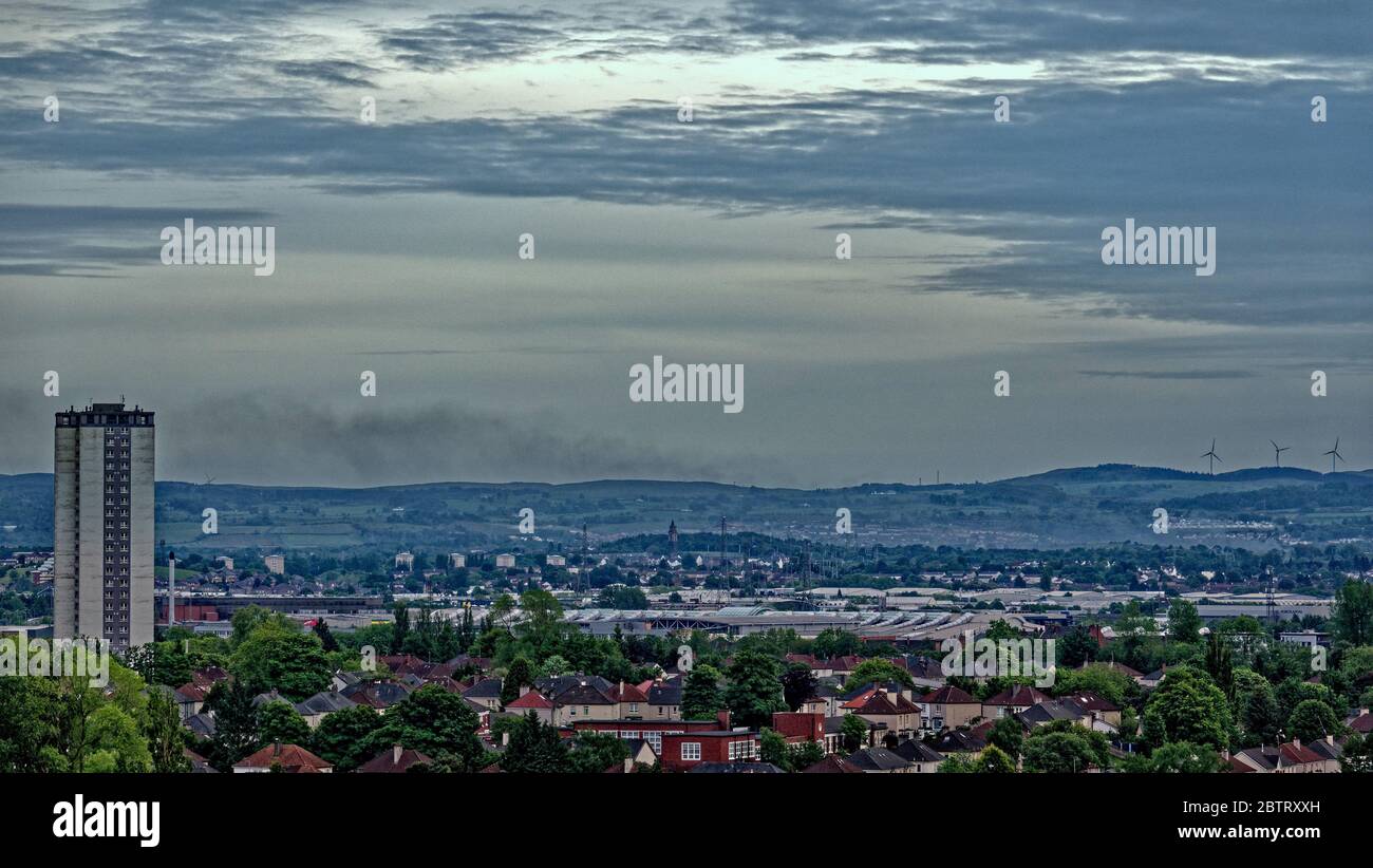 Glasgow, Schottland, Großbritannien 27. Mai 2020: Am frühen Abend sah ein Feuer im Süden der Stadt eine riesige, raumfüllende Rauchfahne aus. Quelle: Gerard Ferry/Alamy Live News. Stockfoto