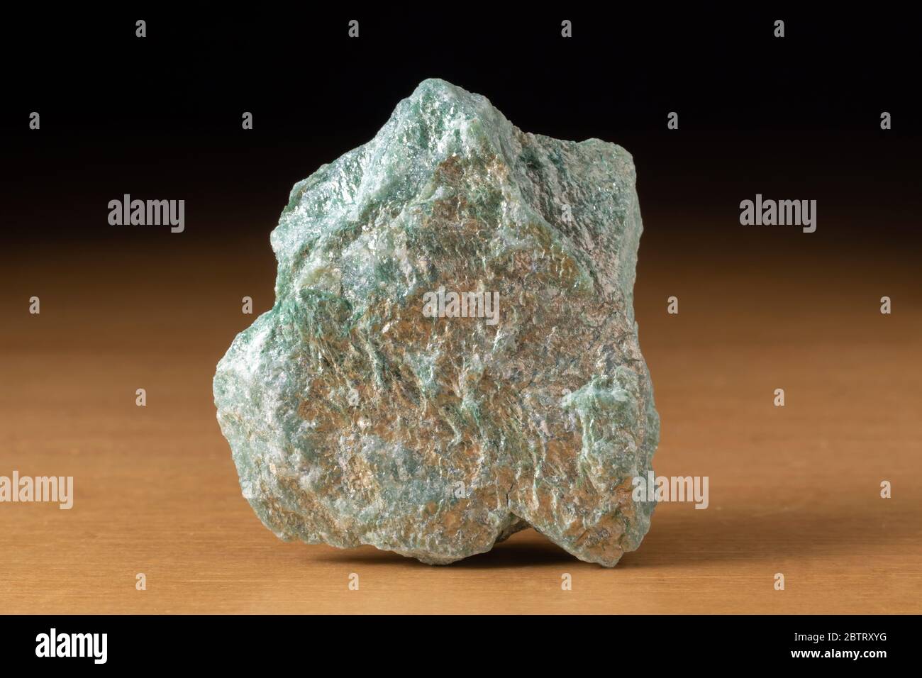 Gestein aus Fuchssite Mineral aus Brasilien über einem Holztisch Stockfoto