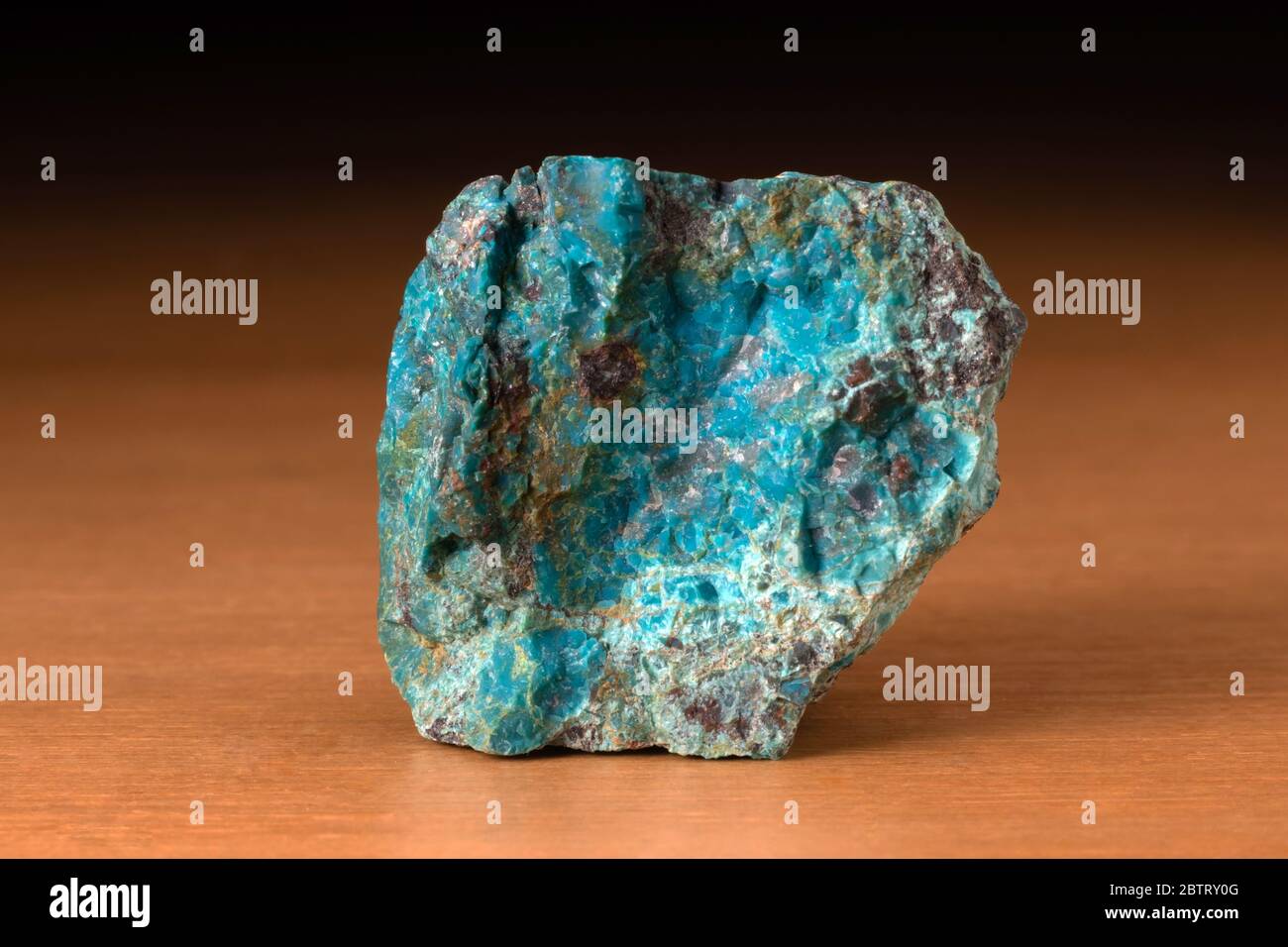 Stein von Chrysocolla Mineral aus Peru über einem Holztisch Stockfoto