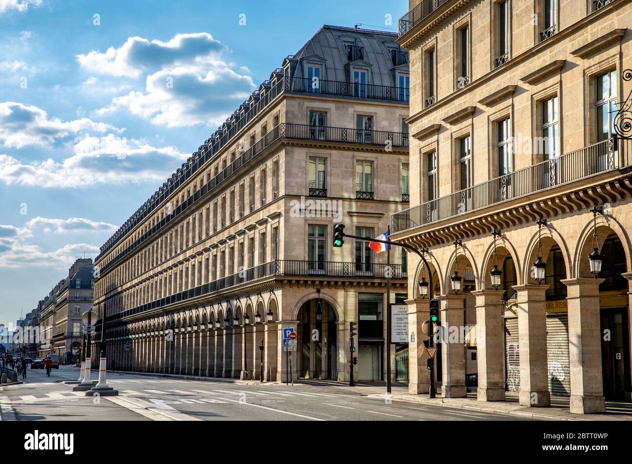Paris, Frankreich - 14. Mai 2020: Typische Luxusstraße in der Pariser Rue de Rivoli während der Sperrung aufgrund von Covid-19 Stockfoto