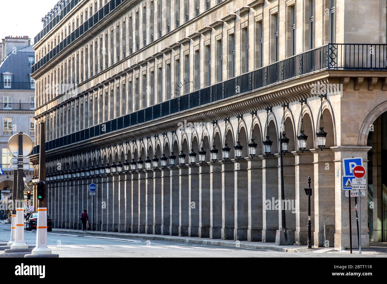 Paris, Frankreich - 14. Mai 2020: Typische Luxusstraße in der Pariser Rue de Rivoli während der Sperrung aufgrund von Covid-19 Stockfoto