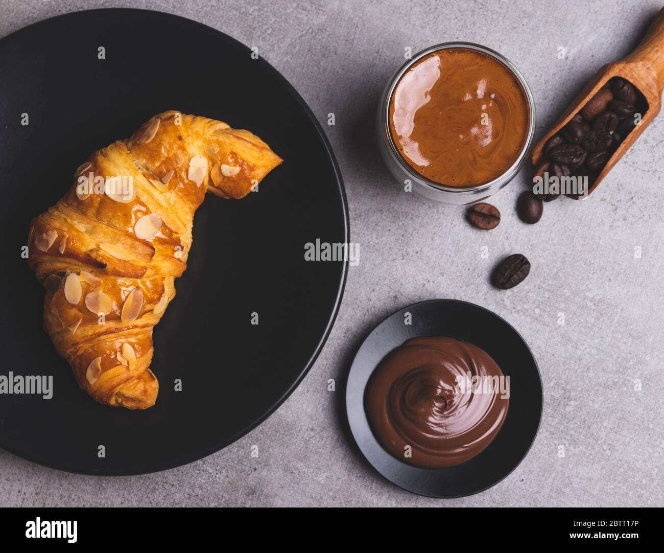 Leckere frische Croissant in Scheiben geschnittene Mandeln mit Kaffee und Schokoladenpaste von oben Stockfoto