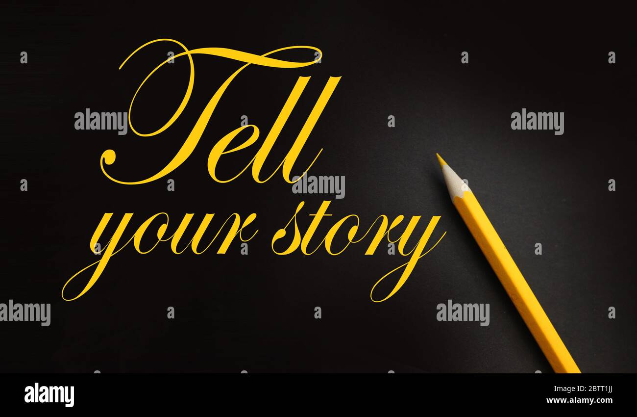 Erzählen Sie Ihre Geschichte Wörter gelb auf schwarz und Bleistift daneben. Storytelling Urheberrecht Marketing-Konzept Stockfoto