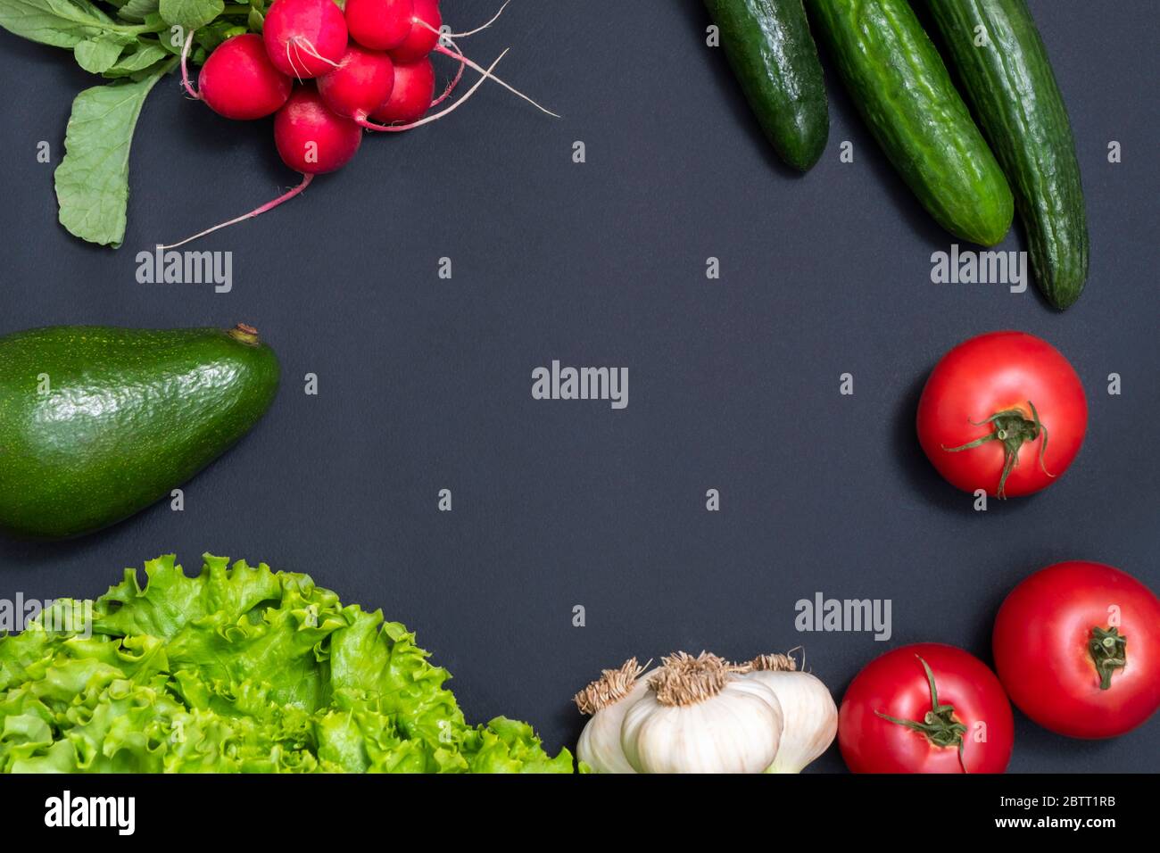 Rohes frisches Gemüse auf schwarzem Hintergrund mit Kopierfläche. Alkalische Diät Konzept Stockfoto