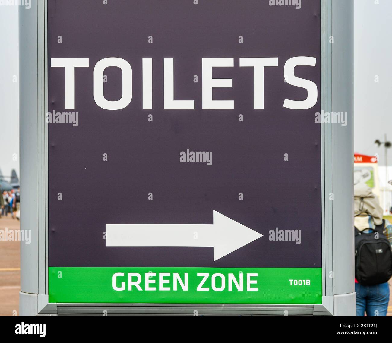 FAIRFORD, ENGLAND - JULI 2018: Nahaufnahme eines großen Schildes, das den Weg zu öffentlichen Toiletten zeigt. Stockfoto