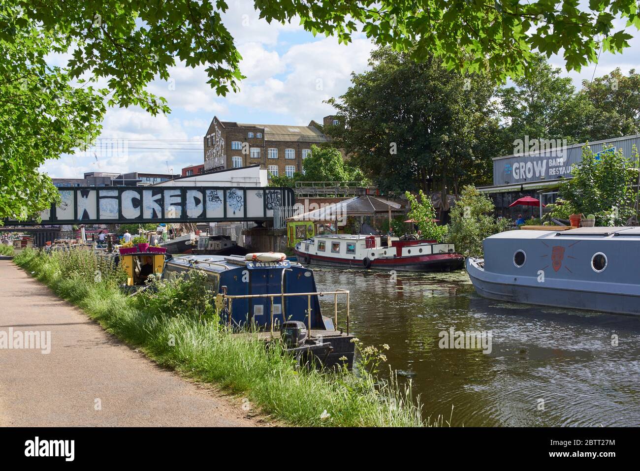 Die Lea-Flussfahrt in Hackney Wick, East London UK, Blick nach Süden Stockfoto