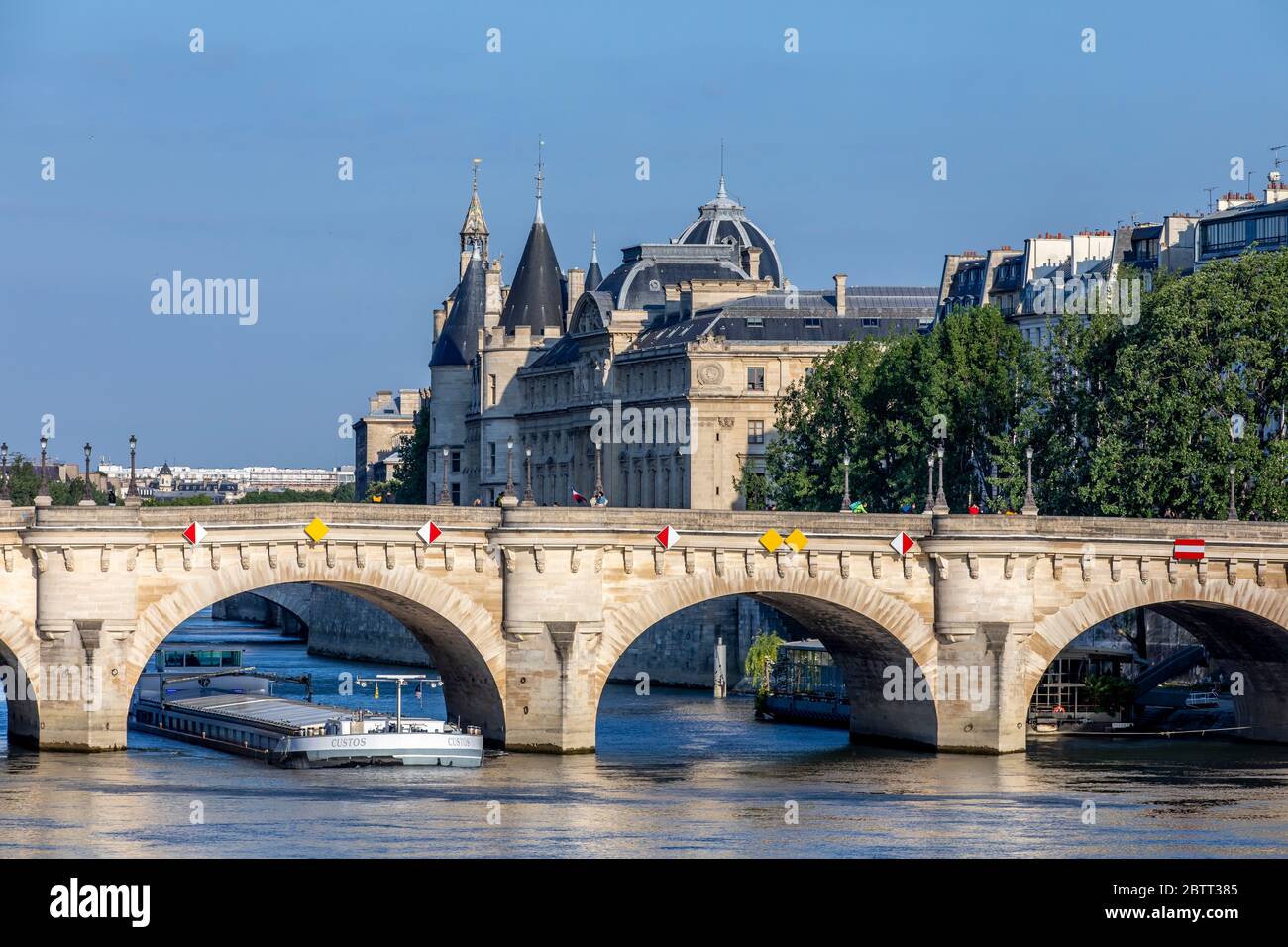 Paris, Frankreich - 14. Mai 2020: Blick auf die Brücke Pont neuf, die älteste Brücke in Paris und die Conciergerie im Hintergrund Stockfoto