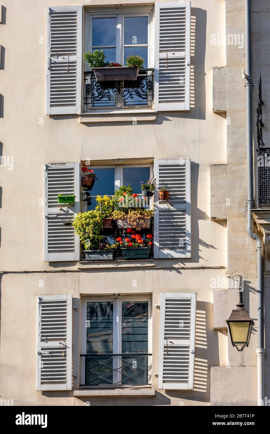 Paris, Frankreich - 14. Mai 2020: Fenster mit Blumen in einem pariser Haus Stockfoto