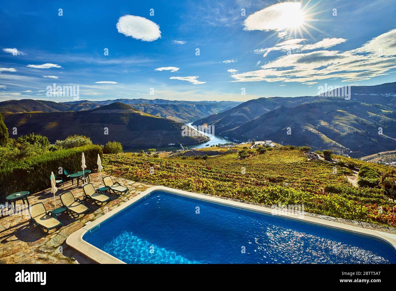 Das Douro River Valley im Norden Portugals ist die Geburtsstätte des Portweins. Die Region ist bekannt für seine Weinreben, Mandelbäume und Olivenbäume. Stockfoto