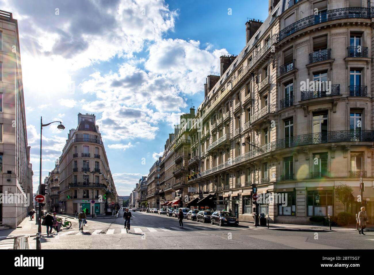 Paris, Frankreich - 14. Mai 2020: Typische haussmann-Gebäude in Paris am rechten Ufer der seine (Reumur-Straße) während der Eindämmungsmaßnahmen d Stockfoto