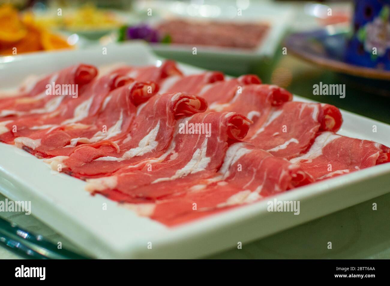 Dünne Scheiben Rindfleisch, bereit, in heißen Topf gekocht werden, beliebte chinesische Gericht Stockfoto