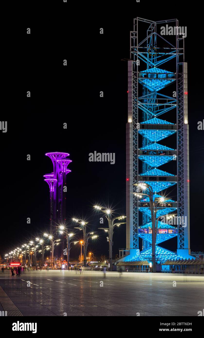 PEKING / CHINA - 7. Februar 2015: Nachtansicht des Olympiaparks, Austragungsort der Olympischen Sommerspiele 2008 in Peking, China Stockfoto