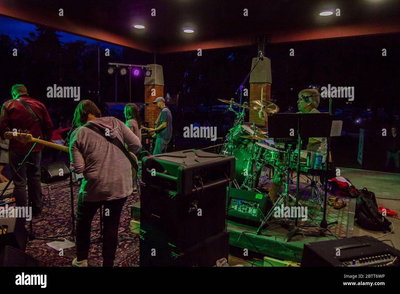 Rockband Auf Der Buhne Im Konzert Sanger Bassgitarre Leadgitarre Und Schlagzeug Von Hinten Gedreht Stockfotografie Alamy