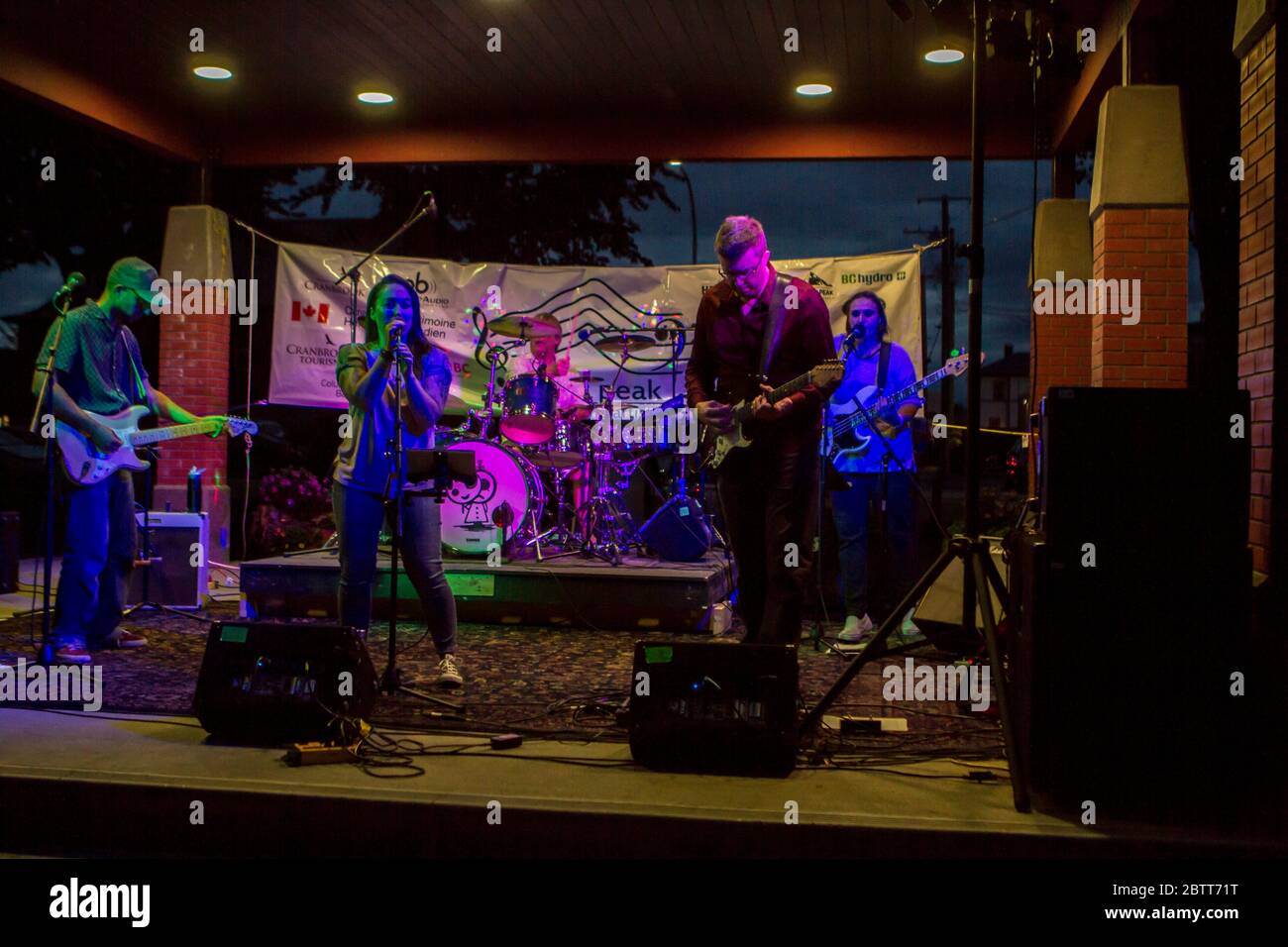 Rockband auf der Bühne, im Konzert. Sänger, Bassgitarre, Leadgitarre und Schlagzeug. Stockfoto