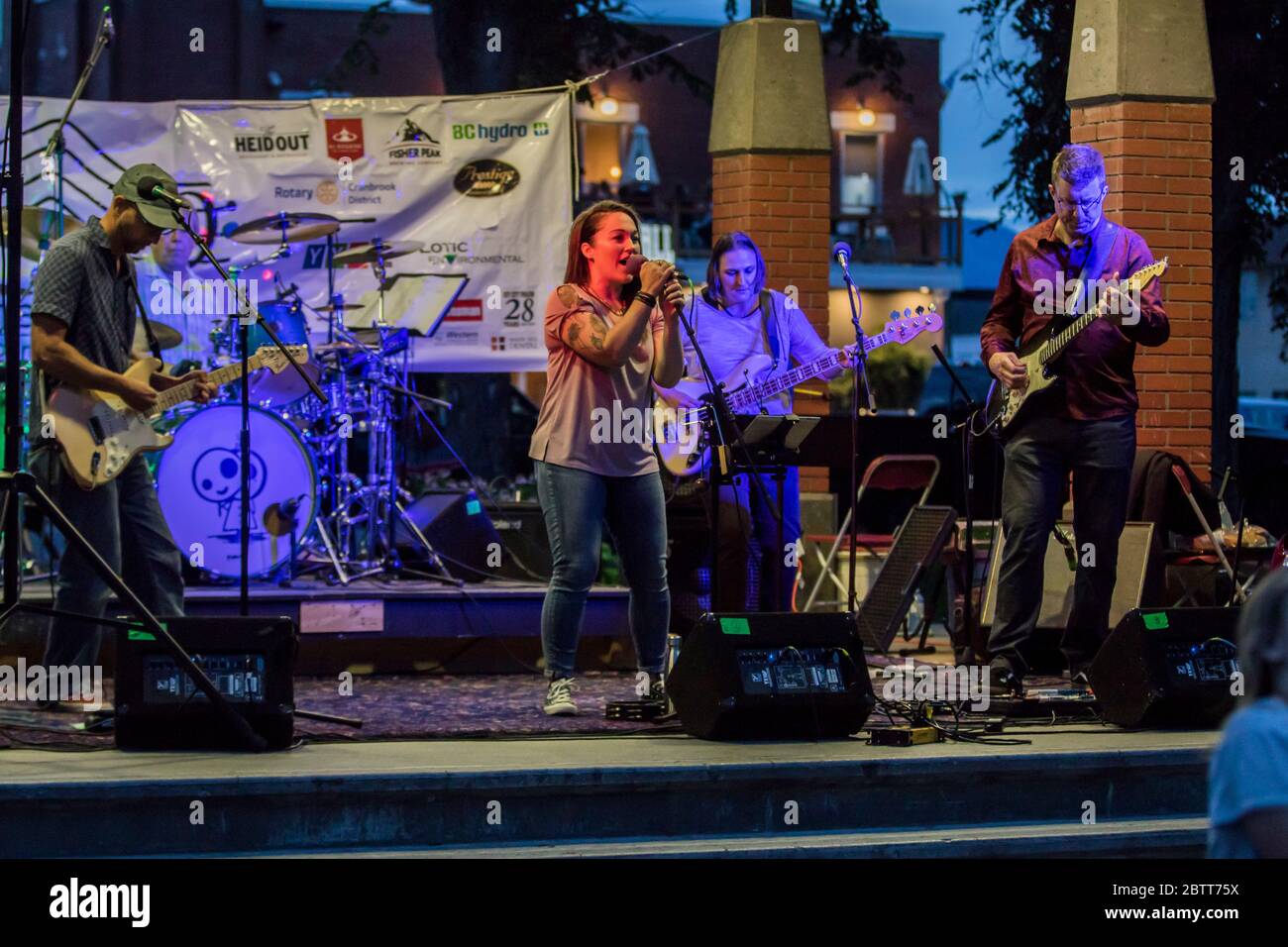 Rockband auf der Bühne, im Konzert. Sänger, Bassgitarre, Leadgitarre und Schlagzeug. Stockfoto