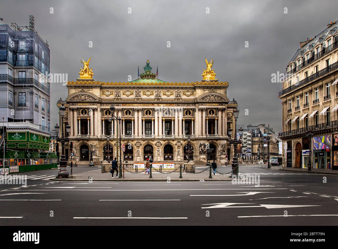 Paris, Frankreich - 17. März 2020: 1. Tag der Eindämmung wegen Covid-19 vor der Opéra Garnier in Paris Stockfoto