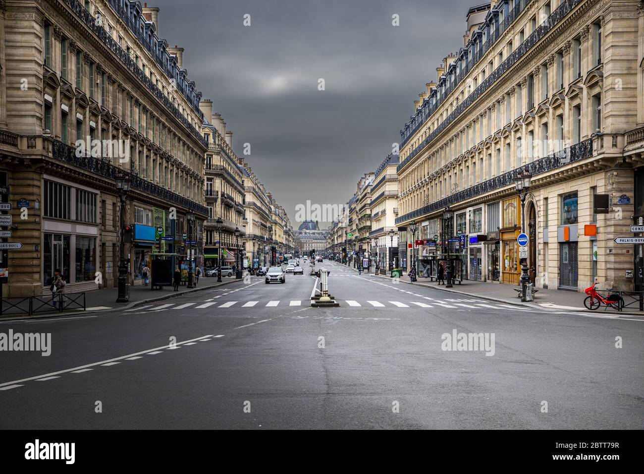 Paris, Frankreich - 17. März 2020: 1. Tag der Eindämmung wegen Covid-19 an der Opera Avenue in der Nähe der Opera Garnier Stockfoto