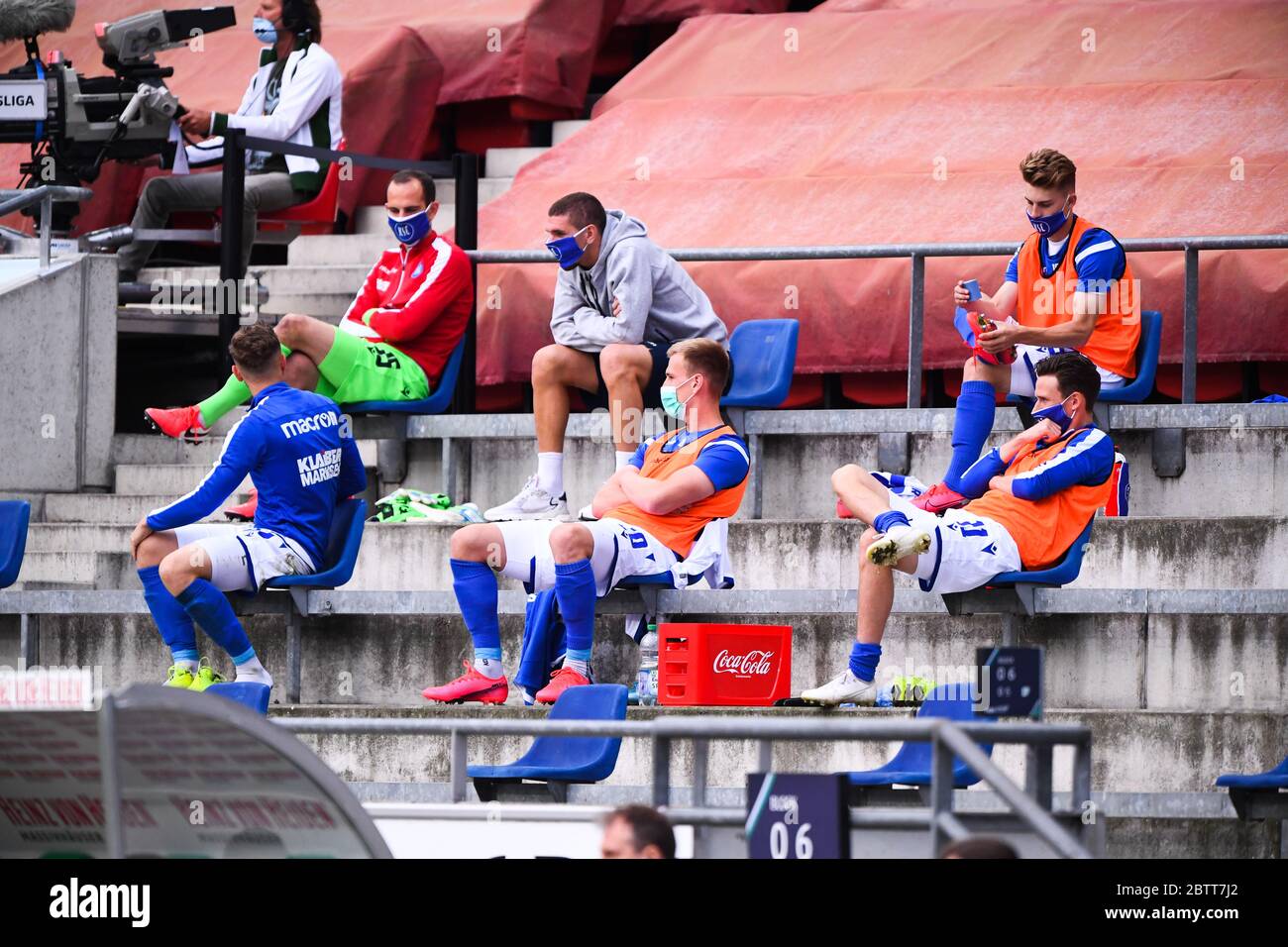 Ersatzbank KSC: Obere Reihe: Von links nach rechts Torwart Marius Gersbeck (KSC), Damian Rossbach (KSC), Dominik Kather (KSC). Untere Reihe: Von links nach rechts Christoph Kobald (KSC), Alexander Groiss (KSC), Martin Roeser (KSC). GES/Football/2. Bundesliga: Hannover 96 - Karlsruher SC, 27. Mai 2020 Fußball/Fußball: 2. Liga: Hannover 96 gegen Karlsruher Sport-Club, Hannover, 27. Mai 2020 Stockfoto