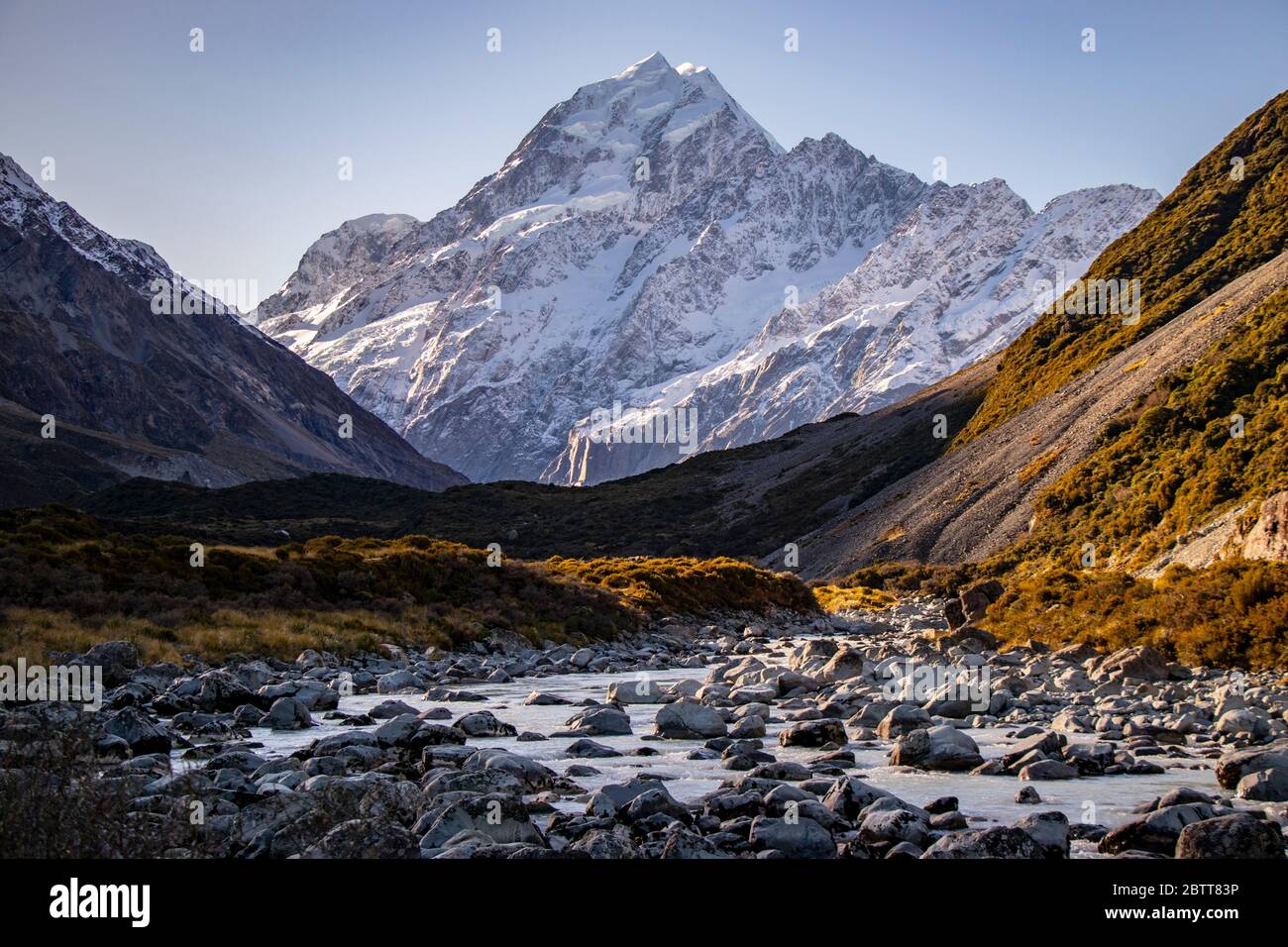 Blick auf Mount Cook und den Fluss, Mount Aoraki Nationalpark, Südalpen, Neuseeland Stockfoto