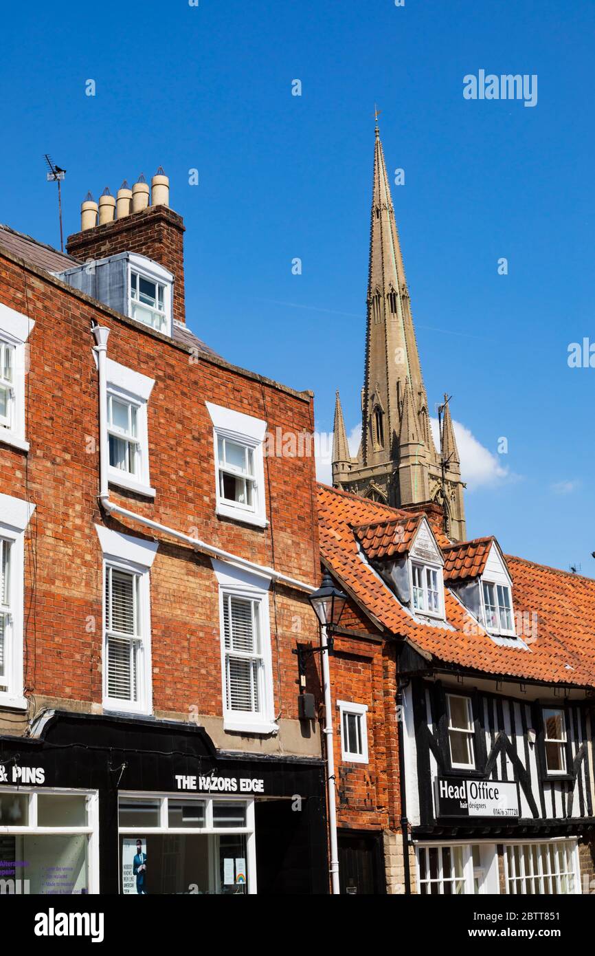 Vine Street, die in Richtung St Wulframs Pfarrkirche, Grantham, Lincolnshire, England. Mai 2020 Stockfoto