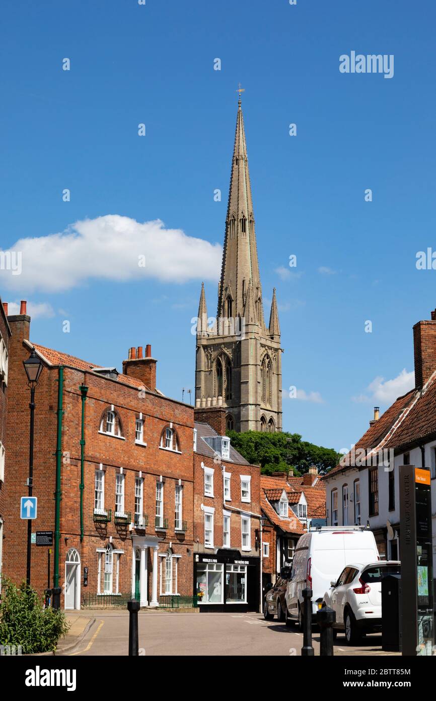 Vine Street, die in Richtung St Wulframs Pfarrkirche, Grantham, Lincolnshire, England. Mai 2020 Stockfoto