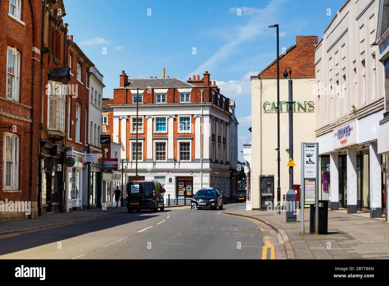 Blick nach Norden entlang Watergate, die High Street, Grantham, Lincolnshire, England. Mai 2020 Stockfoto