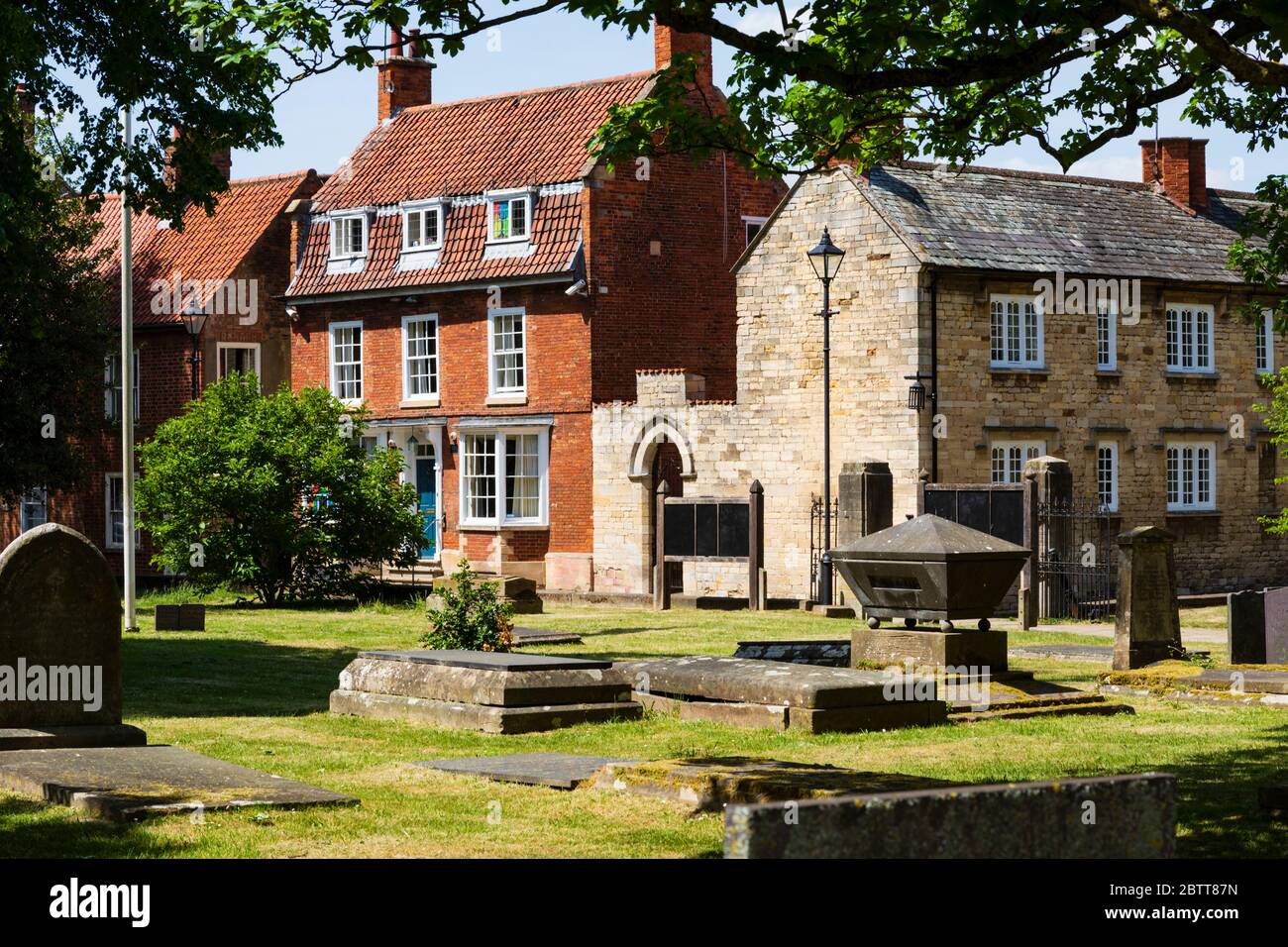 Die Pfarrkirche von Saint Wulfram Friedhof, Grantham, Lincolnshire, England. Mai 2020 Stockfoto