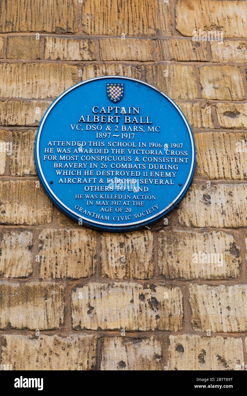 Blaue Plakette an Kapitän Albert Ball VC, dem Ass des Ersten Weltkriegs an der Wand der Kings School, wo er ausgebildet wurde. Grantham, Lincolnshire, England. Stockfoto
