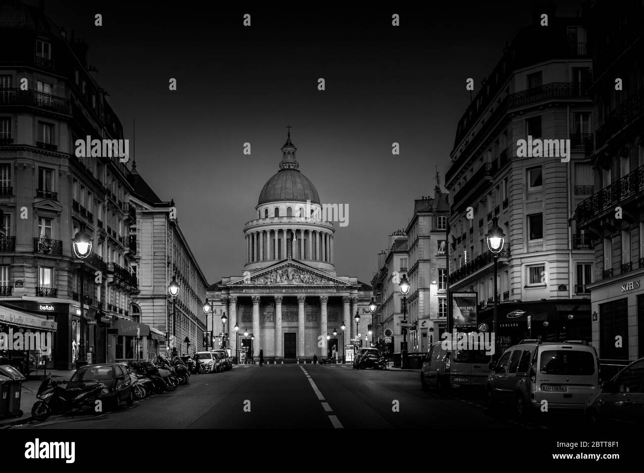 Paris, Frankreich - 26. März 2020: 10. Tag der Sperrung wegen Covid-19 vor dem Pantheon in Paris. Die Straßen sind leer Stockfoto
