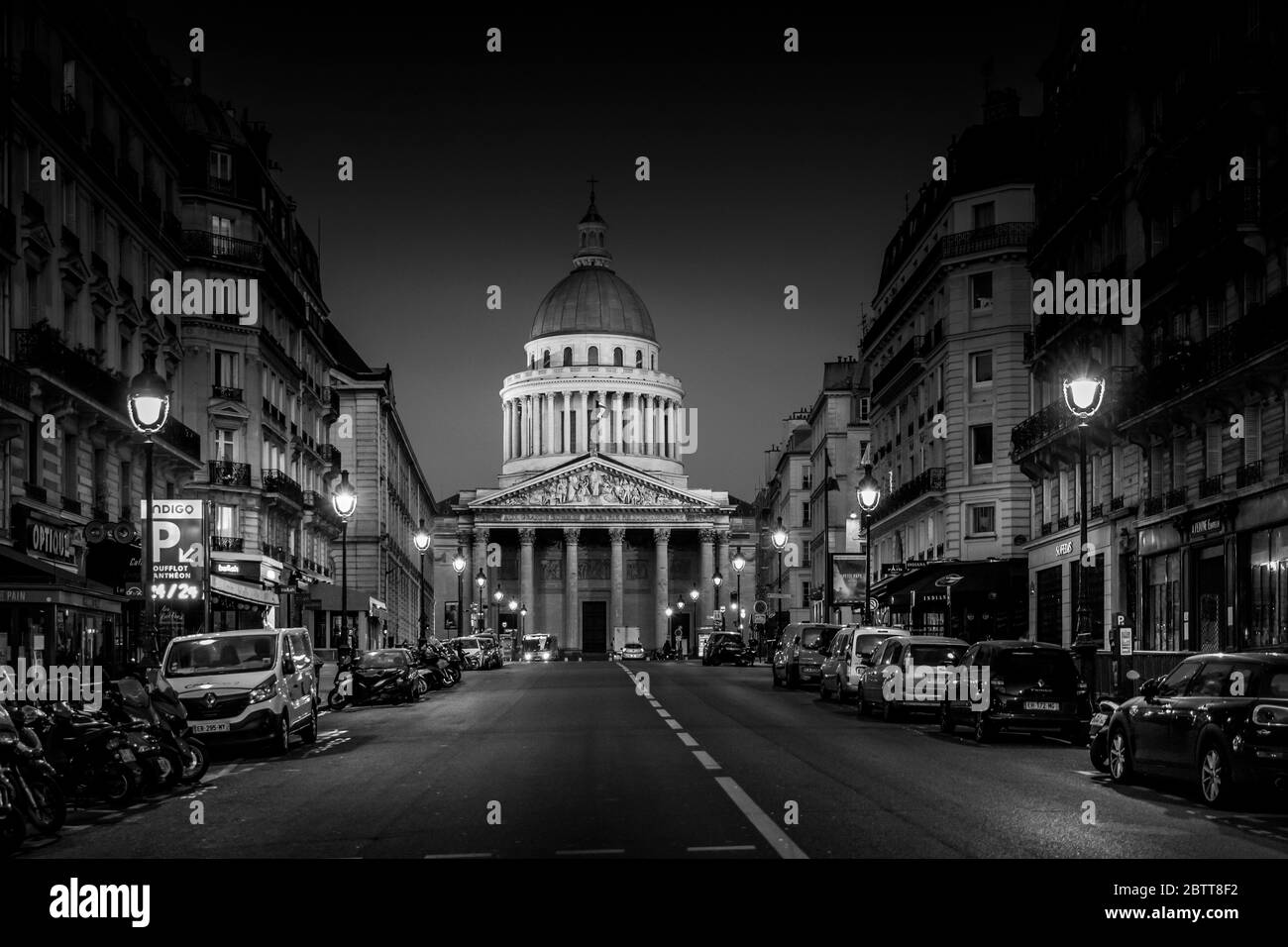 Paris, Frankreich - 26. März 2020: 10. Tag der Eindämmung wegen Covid-19 vor dem Pantheon in Paris. Niemand auf der Straße Stockfoto