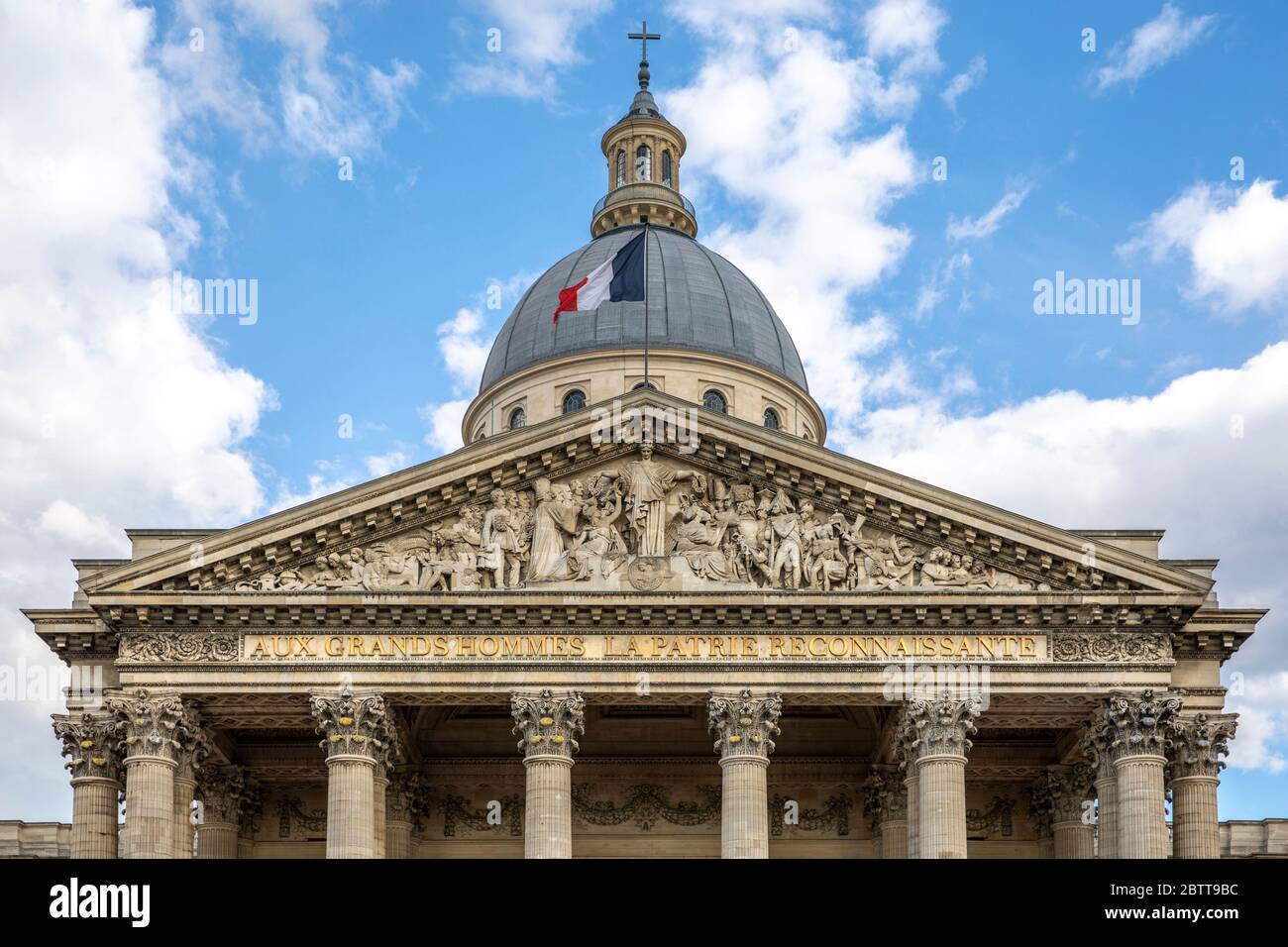 Paris, Frankreich - 17. April 2020: Details des Giebels des Pantheons in Paris Stockfoto