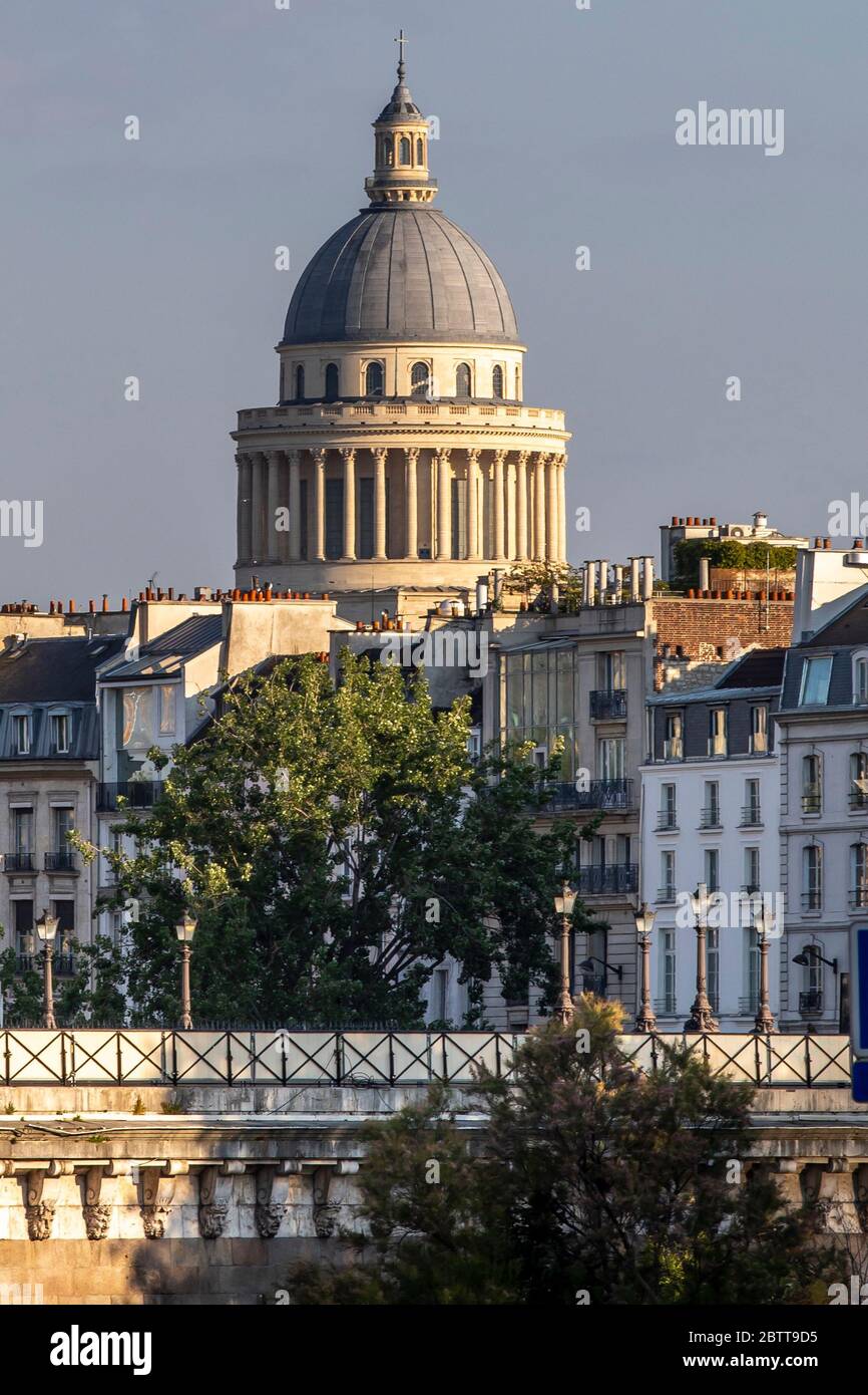 Paris, Frankreich - 14. Mai 2020: Blick auf 'Pont neuf' im Vordergrund, Haussmann-Gebäude im Mittelfeld und Pantheon-Denkmal im Hintergrund in Paris Stockfoto