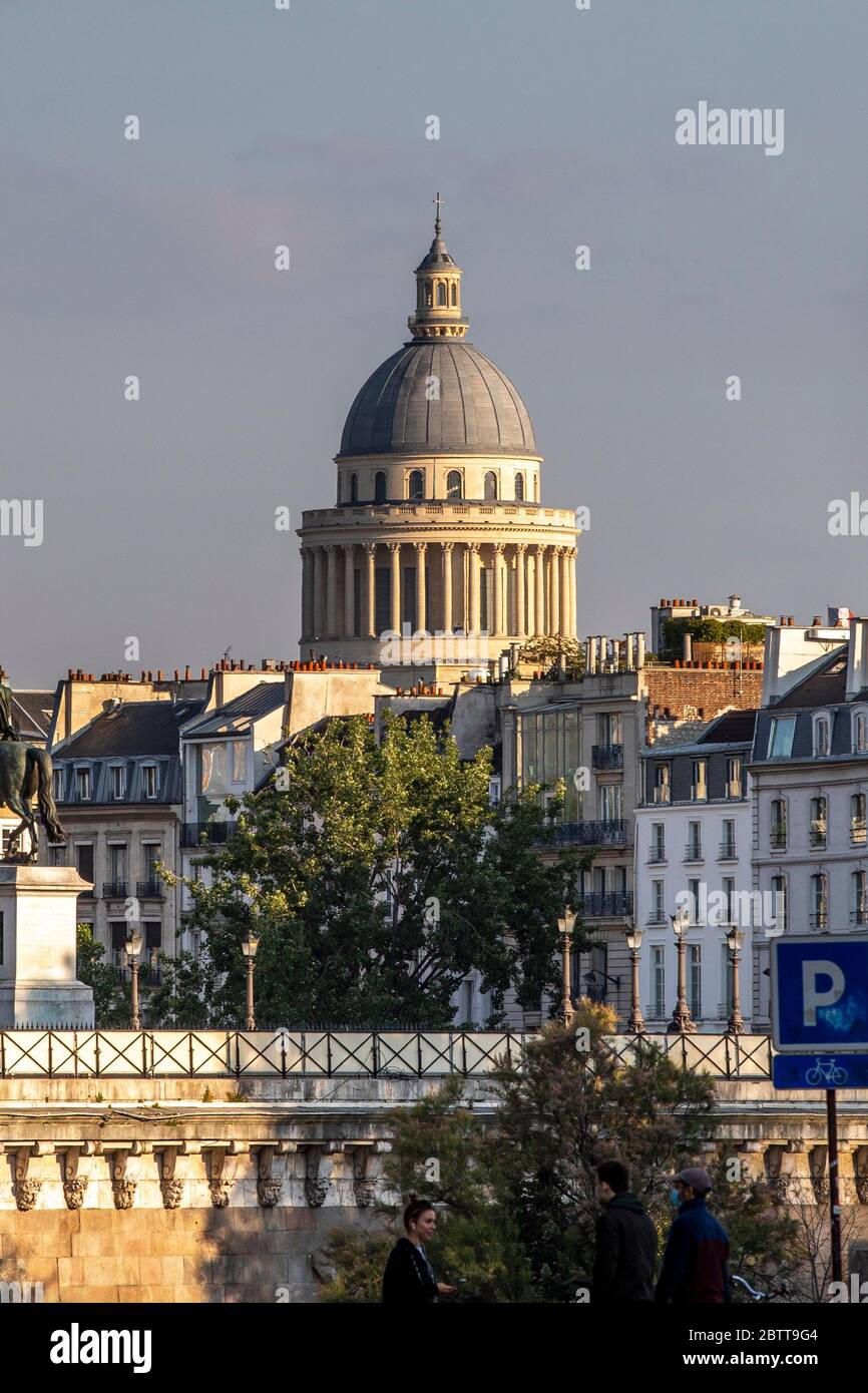 Paris, Frankreich - 14. Mai 2020: Blick auf 'Pont neuf' im Vordergrund, Haussmann-Gebäude im Mittelfeld und Pantheon-Denkmal im Hintergrund in Paris Stockfoto