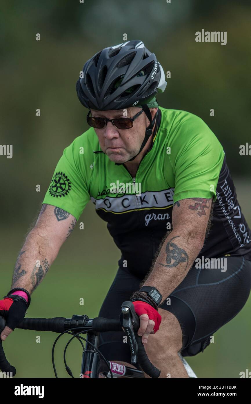 Scenic Bike Race, Einzelfahrer, in voller Rennausrüstung und Uniform. Stockfoto