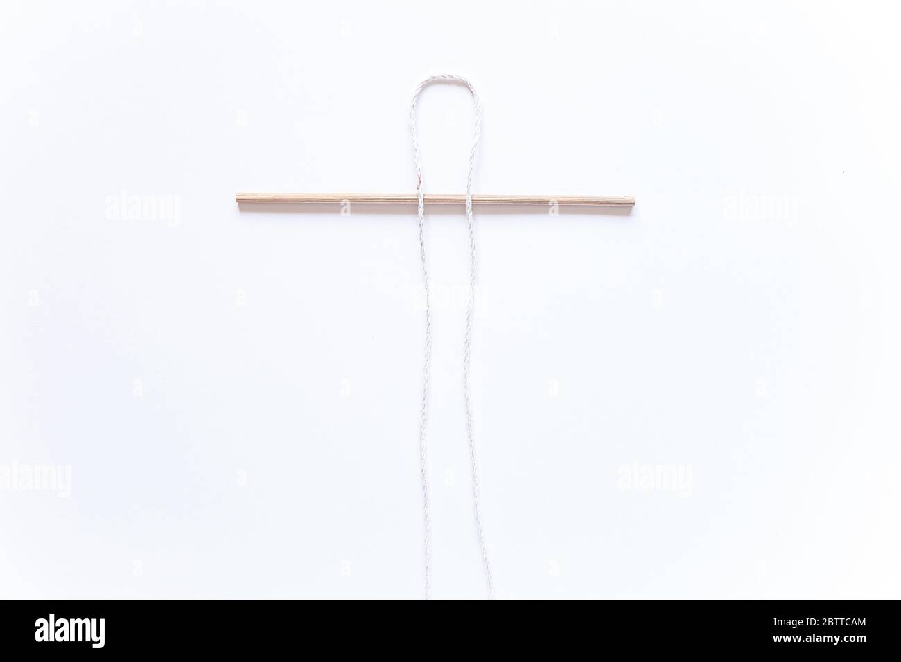 Makramweberei. Schritt für Schritt Anleitung zur Befestigung der Schnur auf der Grundlage. Schritt 1 DIY. Beliebte Handarbeit, Heimhobby Stockfoto