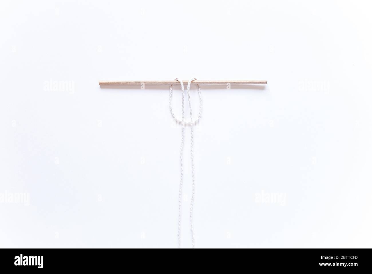 Makramweberei. Schritt für Schritt Anleitung zur Befestigung der Schnur auf der Grundlage. Schritt 2 DIY. Beliebte Handarbeit, Heimhobby Stockfoto