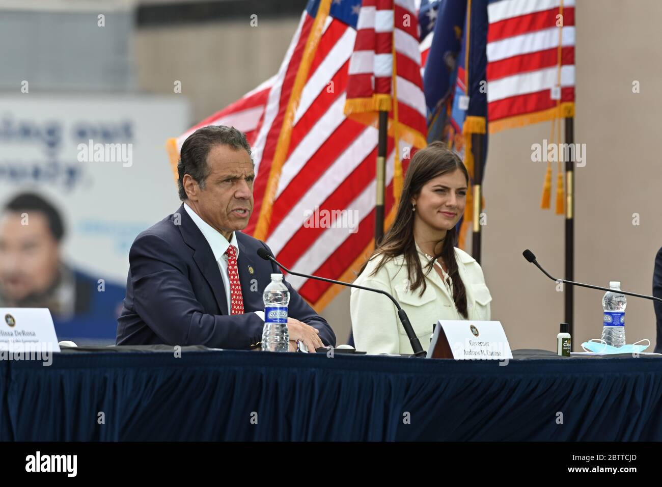 Der Gouverneur von New York Andrew Cuomo und Michaela Cuomo sprechen bei der virtuellen Gedenkfeier zum Memorial Day des Intrepid Sea, Air & Space Museums über Ma Stockfoto