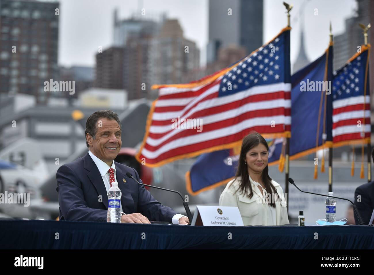 Der Gouverneur von New York Andrew Cuomo und Michaela Cuomo sprechen bei der virtuellen Gedenkfeier zum Memorial Day des Intrepid Sea, Air & Space Museums über Ma Stockfoto