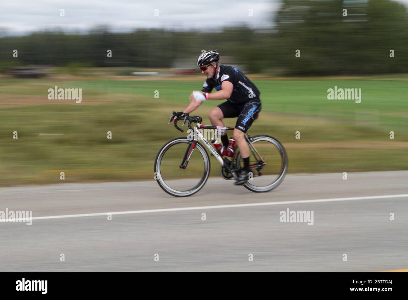 Scenic Bike Race, Einzelfahrer, in voller Rennausrüstung und Uniform. Stockfoto