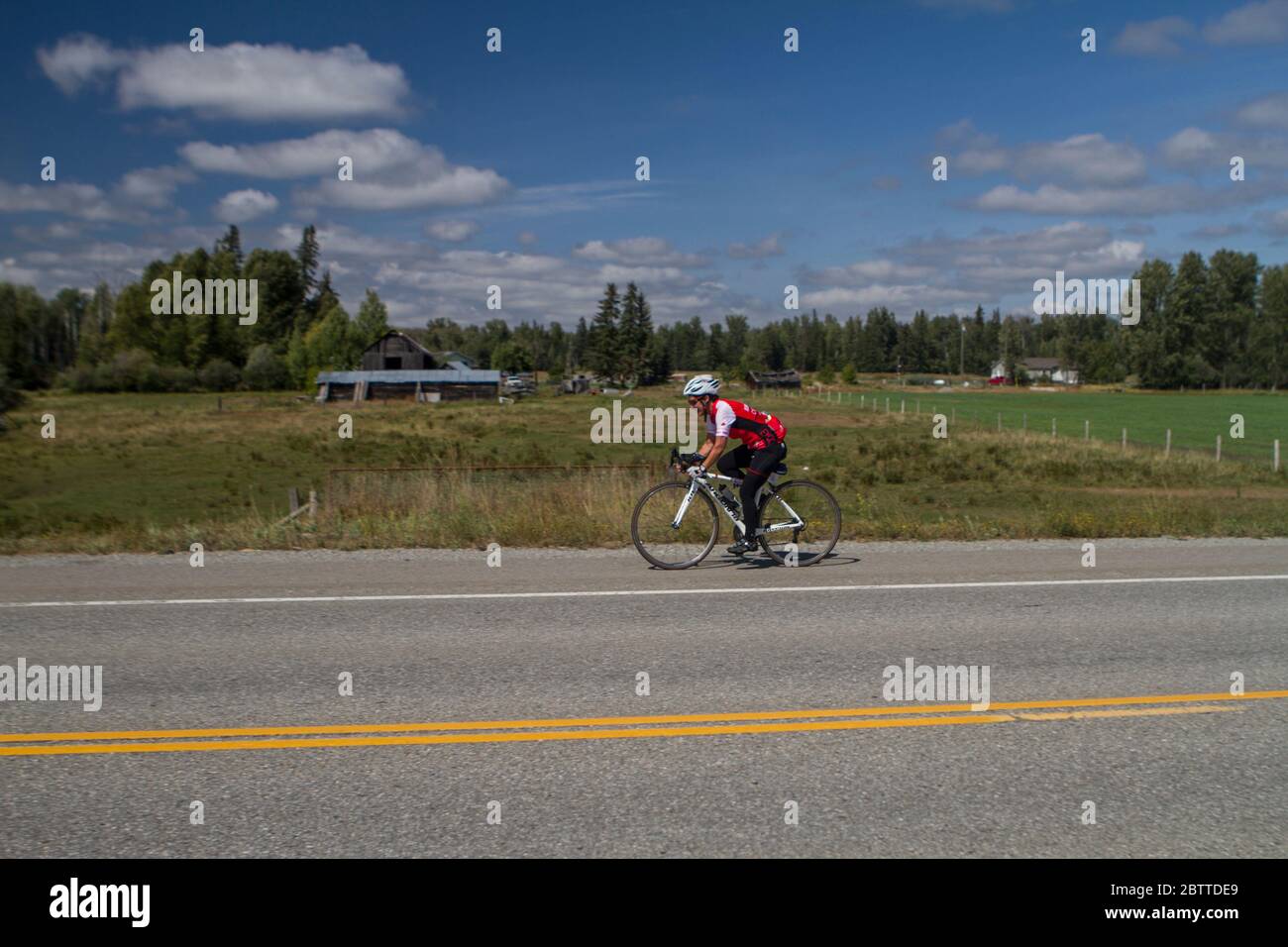 Scenic Bike Race, Einzelfahrer, in voller Rennausrüstung und Uniform. Stockfoto