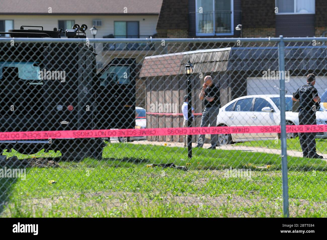 Grand Forks, North Dakota, USA. 27. Mai 2020 Strafverfolgungsbehörden verarbeiten die Szene einer Schießerei Mittwoch Nachmittag in 2627 South 17th Street in Grand Forks, ND. Zwei Polizeibeamte der Gegend wurden erschossen und verletzt, ebenso der Verdächtige. Auch eine Frau in der Wohnung wurde erschossen. Russell Hons/CSM Stockfoto