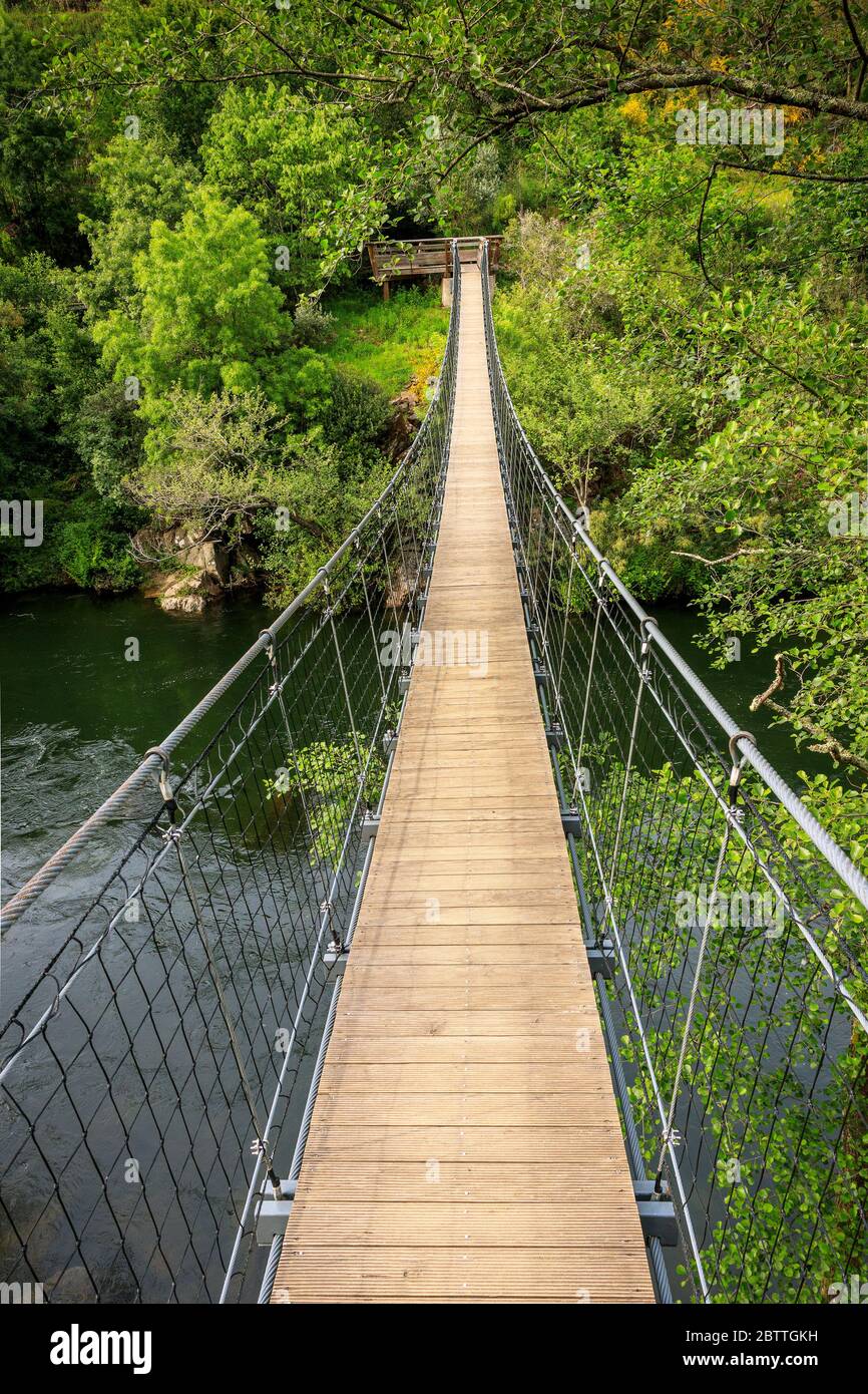 Hängebrücke über den Fluss Paiva, auf den Paiva-Wegen, in der Nähe von Arouca in Portugal. Stockfoto
