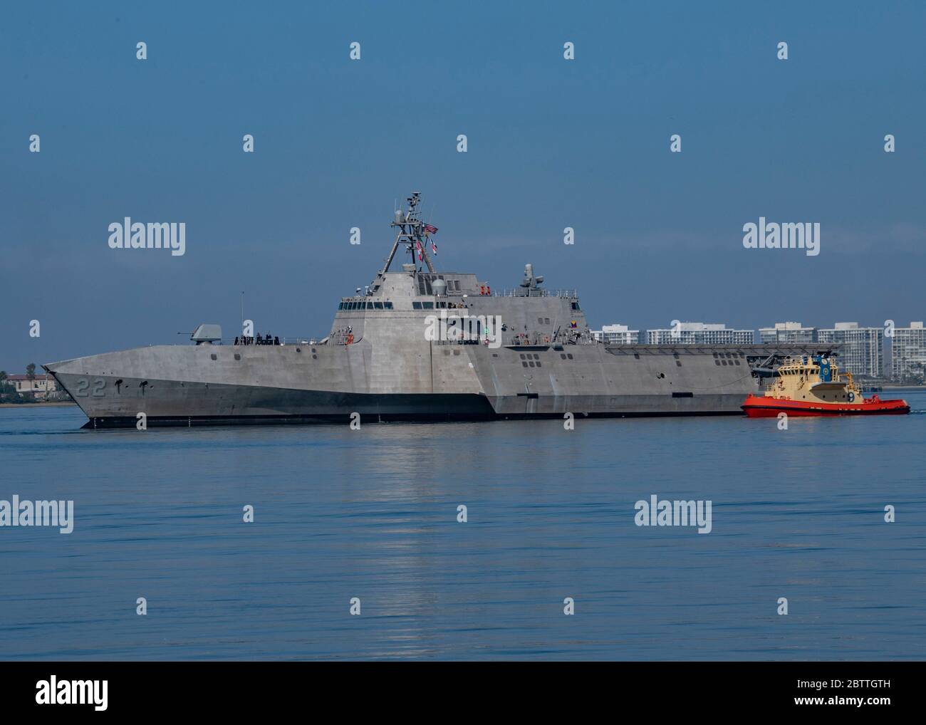 Das US Navy Independence-Variante Littoral Combat Ship USS Kansas City wird zum Marinestützpunkt San Diego geschleppt, als es das neueste Schiff wird, das am 24. Mai 2020 in San Diego, Kalifornien in Dienst gestellt wird. Stockfoto